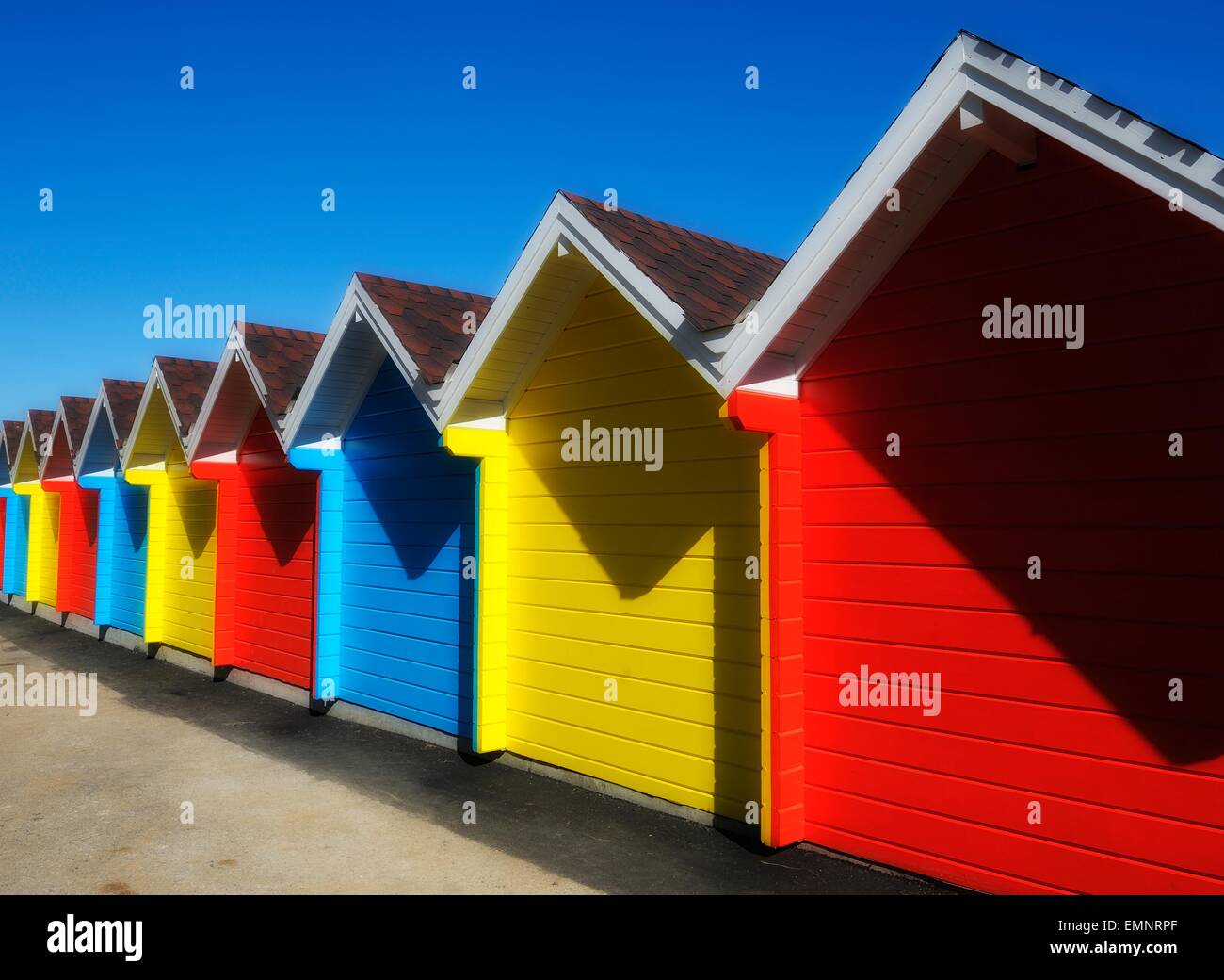 Strandhütten an einem sonnigen Tag in Whitby North Yorkshire England UK. Stockfoto