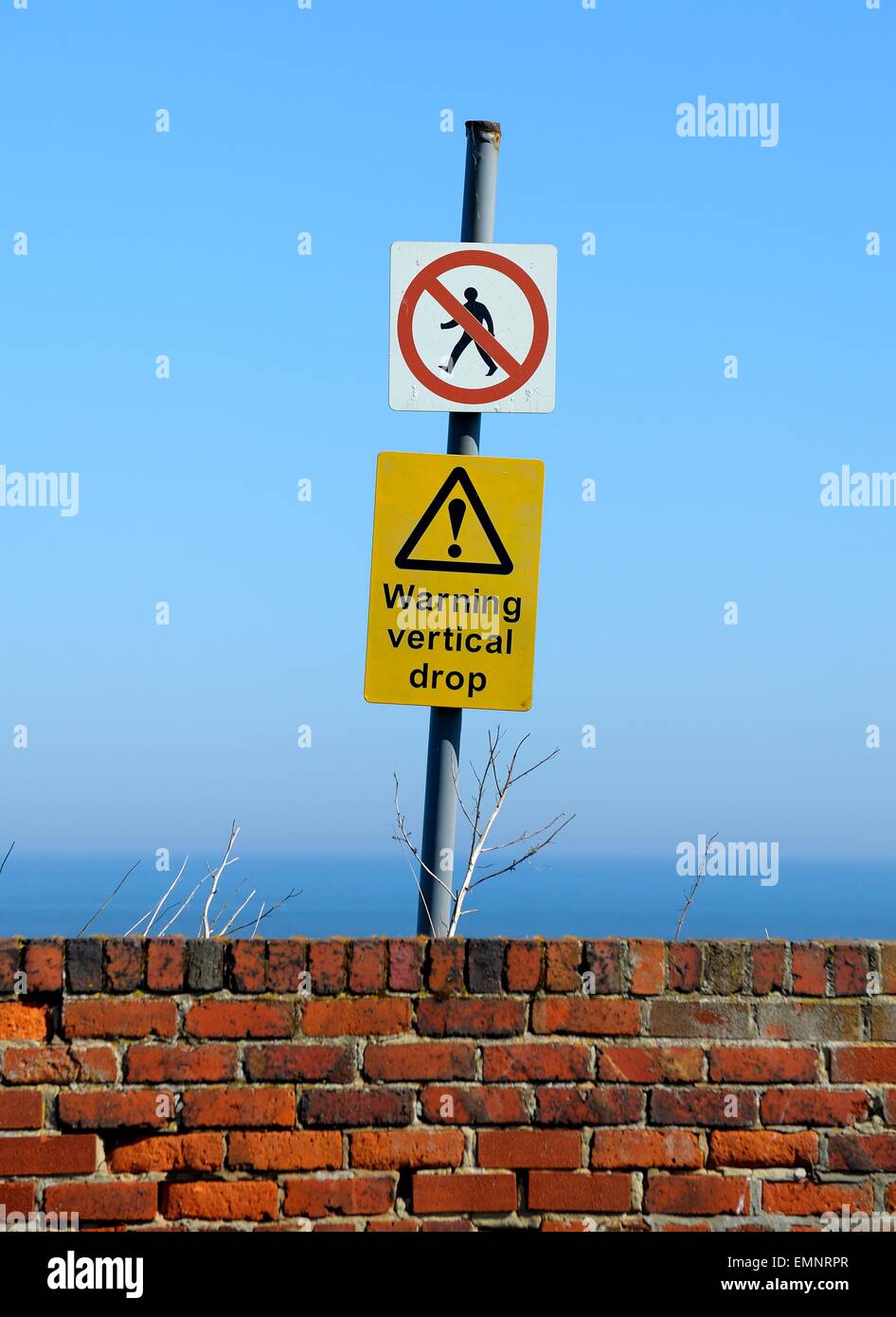 Eine Warnung Höhenunterschied Zeichen auf einer Klippe. Whitby, North Yorkshire, England, UK Stockfoto