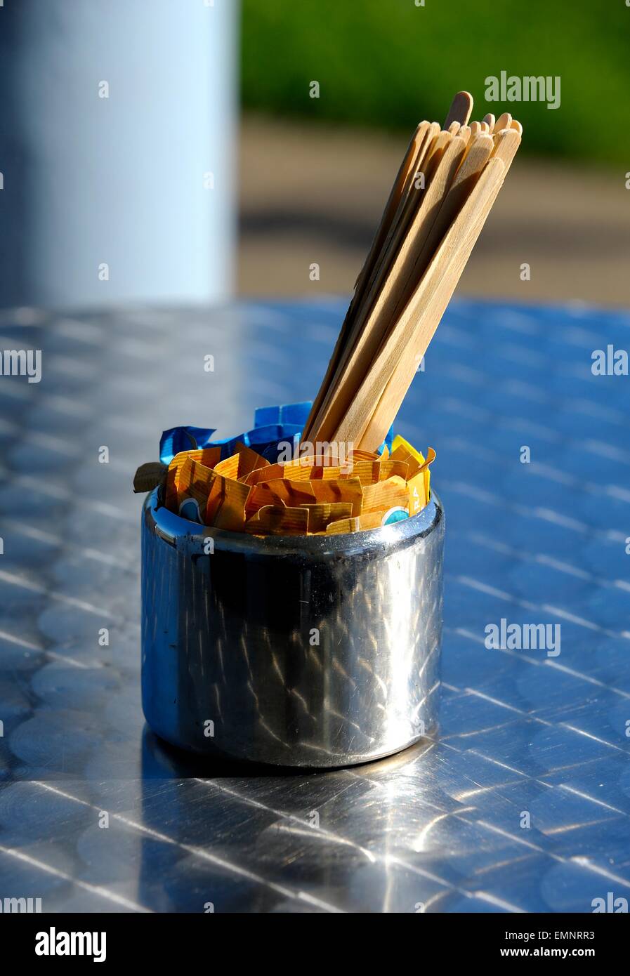 Ein Chrom-Container mit Zucker und rühren Sticks. Stockfoto