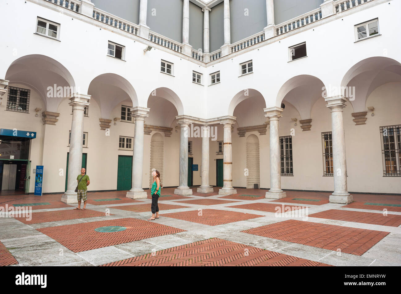 Genua Museum, Touristen im Palazzo Ducale in Genua Pause, um die Architektur des Hofes zu studieren, Genua, Ligurien, Italien. Stockfoto