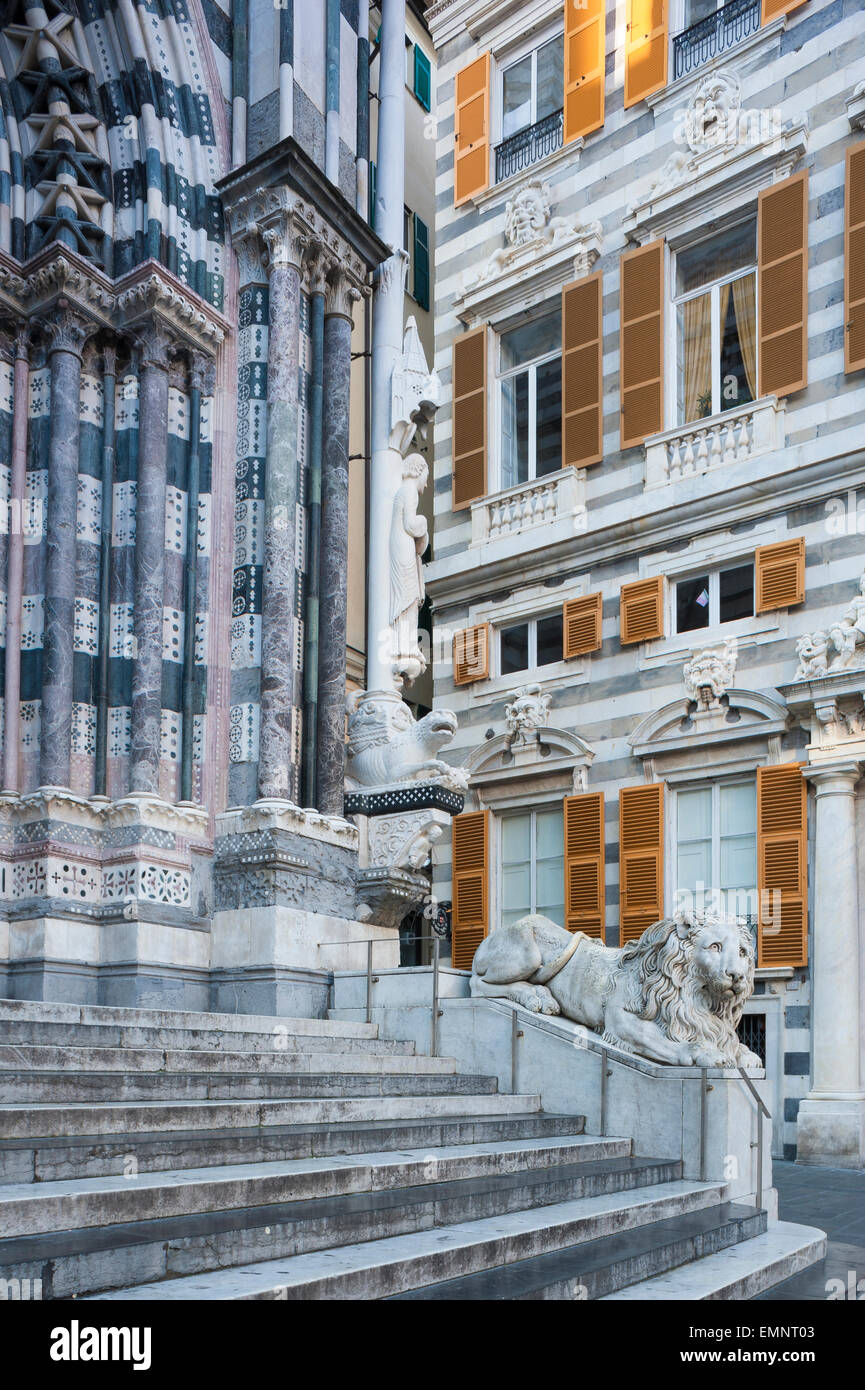 Genua Architektur, Detail der markanten schwarzen und weißen Dekoration der Eingang der Kathedrale San Lorenzo in Genua Altstadt, Ligurien. Stockfoto