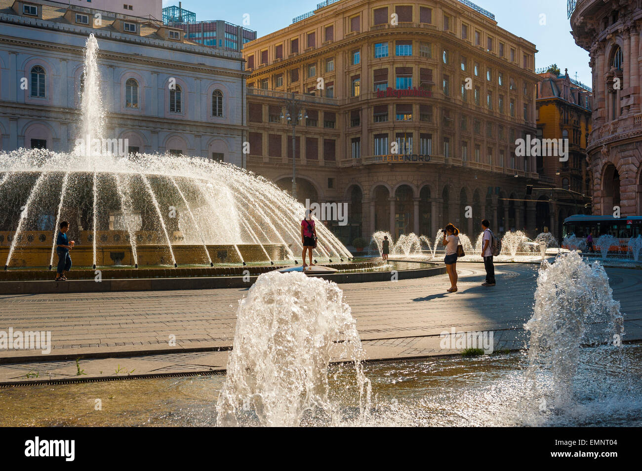 Stadtzentrum von Genua, Blick auf Touristen, die sich neben dem Brunnen auf der Piazza de Ferrari im historischen Stadtzentrum von Genua, Italien, fotografieren. Stockfoto