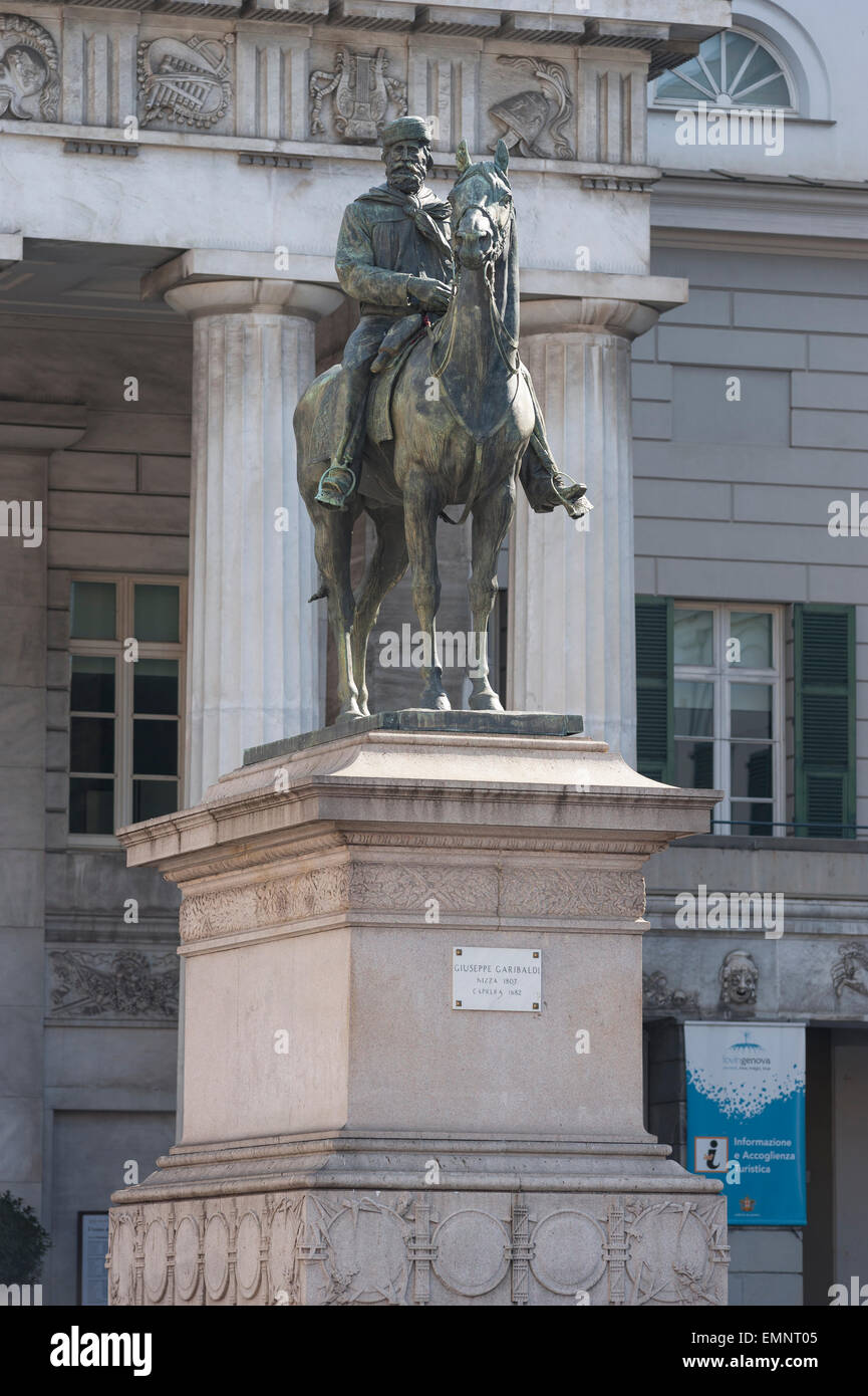 Genua Piazza de Ferrari, Blick auf die imposante Bronzestatue von Guiseppe Garibaldi in der Piazza de Ferrari in Genua, Ligurien, Italien. Stockfoto