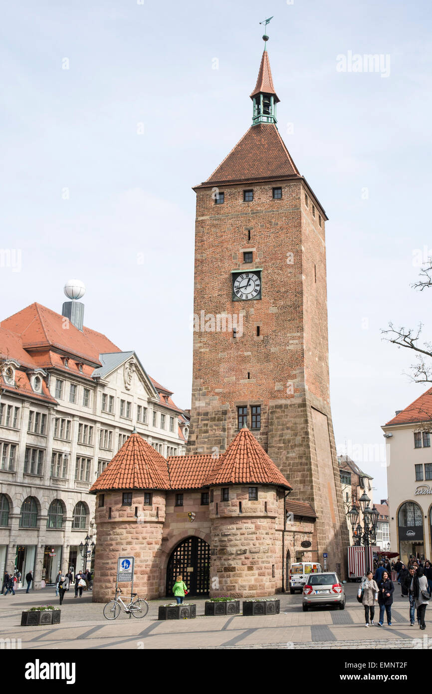 Nürnberg, Deutschland - APRIL 9: Tourist in der Weisser Turm Tower in Nürnberg, Deutschland am 9. April 2015. Nürnberg ist die zweite Stockfoto