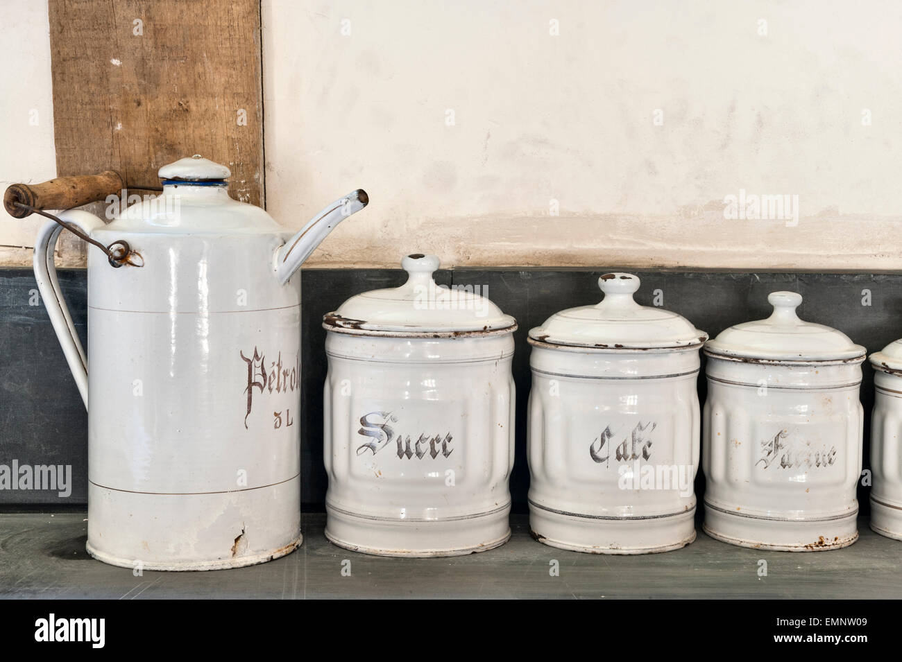 Antike französische Emaille-Lebensmittelbehälter (für Zucker, Kaffee, Mehl usw.) Stockfoto