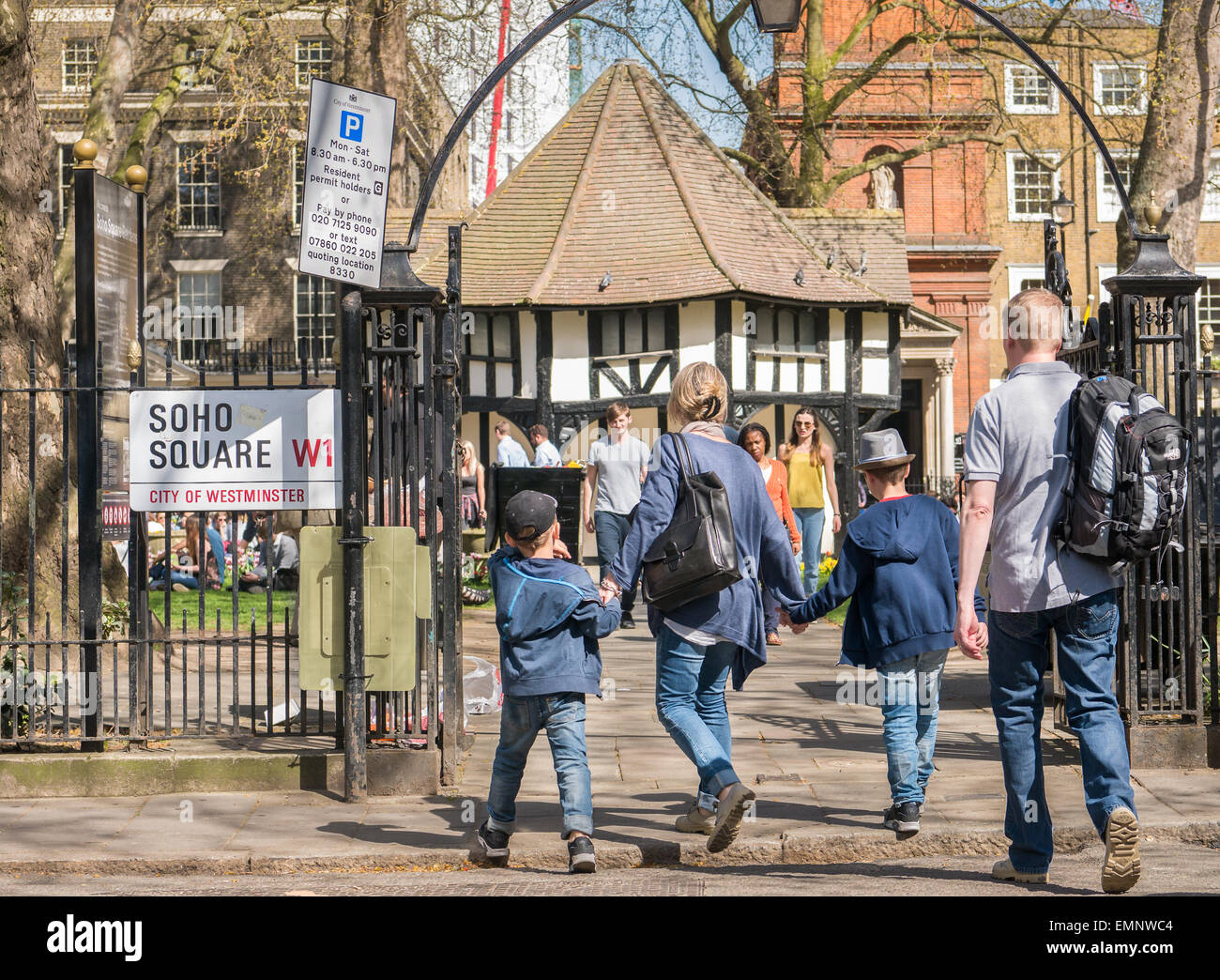 Ein Eingang zum Soho Square, London, ein beliebter Veranstaltungsort für Arbeiter in der Gegend als auch Touristen. Stockfoto