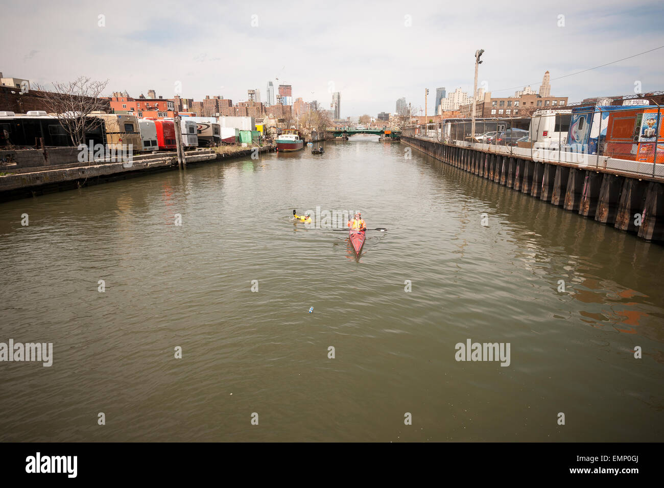 New York, USA. 22. April 2015. Anlegen seiner schützenden Neoprenanzug, sauberes Wasser-Aktivist, was Christopher Swain in den stinkenden Gewässern des verschmutzten Gownus Kanals in Brooklyn in New York am Earth Day, 22. April 2015 schwimmt. Swains schwimmen, Schwimmen etwa ein Drittel des Kanals, war für eine beschleunigte Bereinigung der Wasserstraße aufmerksam. Die Gowanuskanal, die in den späten 1860er Jahren Industrie entlang des Ufers zu erleichtern abgeschlossen war, wurde immer schmutziger, bis eine Pumpstation an einem Ende der Anfang des 20. Jahrhunderts zu den Kanal "Spülen" errichtet wurde. Bildnachweis: Richard Levine/Alamy Live-Nachrichten Stockfoto