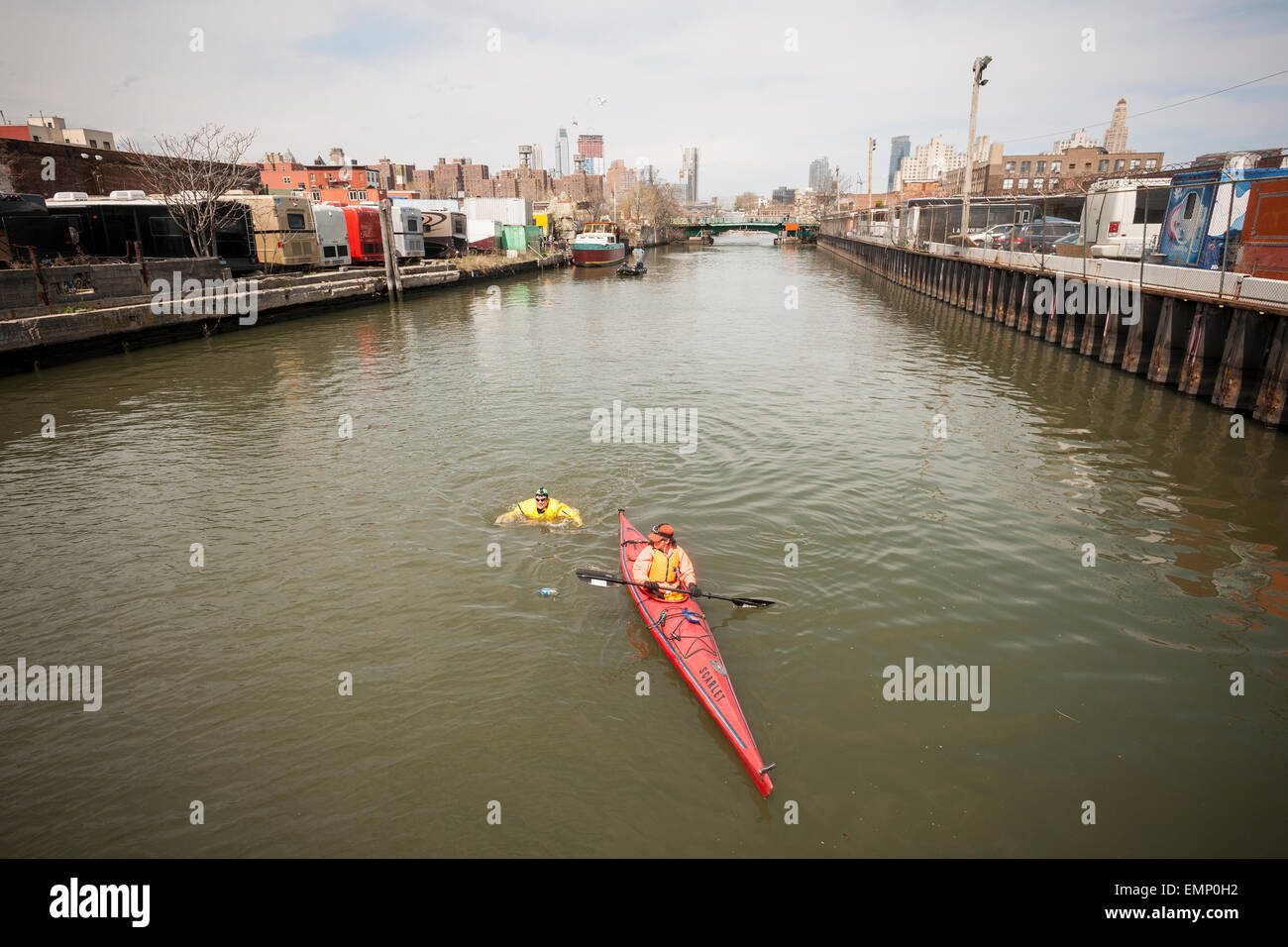 New York, USA. 22. April 2015. Anlegen seiner schützenden Neoprenanzug, sauberes Wasser-Aktivist, was Christopher Swain in den stinkenden Gewässern des verschmutzten Gownus Kanals in Brooklyn in New York am Earth Day, 22. April 2015 schwimmt. Swains schwimmen, Schwimmen etwa ein Drittel des Kanals, war für eine beschleunigte Bereinigung der Wasserstraße aufmerksam. Die Gowanuskanal, die in den späten 1860er Jahren Industrie entlang des Ufers zu erleichtern abgeschlossen war, wurde immer schmutziger, bis eine Pumpstation an einem Ende der Anfang des 20. Jahrhunderts zu den Kanal "Spülen" errichtet wurde. Bildnachweis: Richard Levine/Alamy Live-Nachrichten Stockfoto