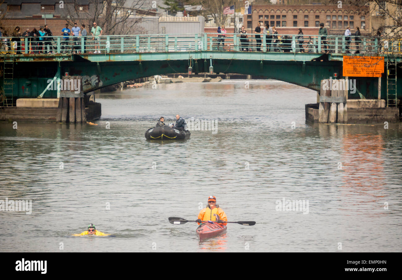 New York, USA. 22. April 2015. Anlegen seiner schützenden Neoprenanzug, sauberes Wasser-Aktivist, was Christopher Swain in den stinkenden Gewässern des verschmutzten Gownus Kanals in Brooklyn in New York am Earth Day, 22. April 2015 schwimmt. Swains schwimmen, Schwimmen etwa ein Drittel des Kanals, war für eine beschleunigte Bereinigung der Wasserstraße aufmerksam. Die Gowanuskanal, die in den späten 1860er Jahren Industrie entlang des Ufers zu erleichtern abgeschlossen war, wurde immer schmutziger, bis eine Pumpstation an einem Ende der Anfang des 20. Jahrhunderts zu den Kanal "Spülen" errichtet wurde. Bildnachweis: Richard Levine/Alamy Live-Nachrichten Stockfoto