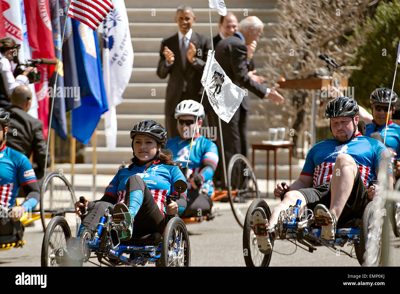 US-Präsident Barack Obama und Vize-Präsident Joe Biden jubeln zum Jahresbeginn einen verwundeten Veteranen Fahrradtour auf dem South Lawn des weißen Hauses 16. April 2015 in Washington, DC. Stockfoto
