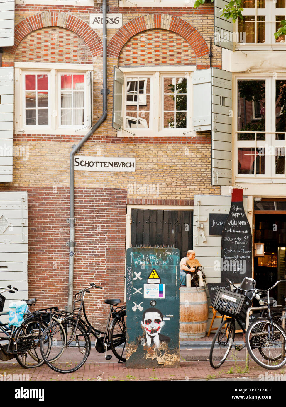 Graffiti und Fahrräder außerhalb einer Weinhandlung in Amsterdam Holland die Niederlande Europa Stockfoto