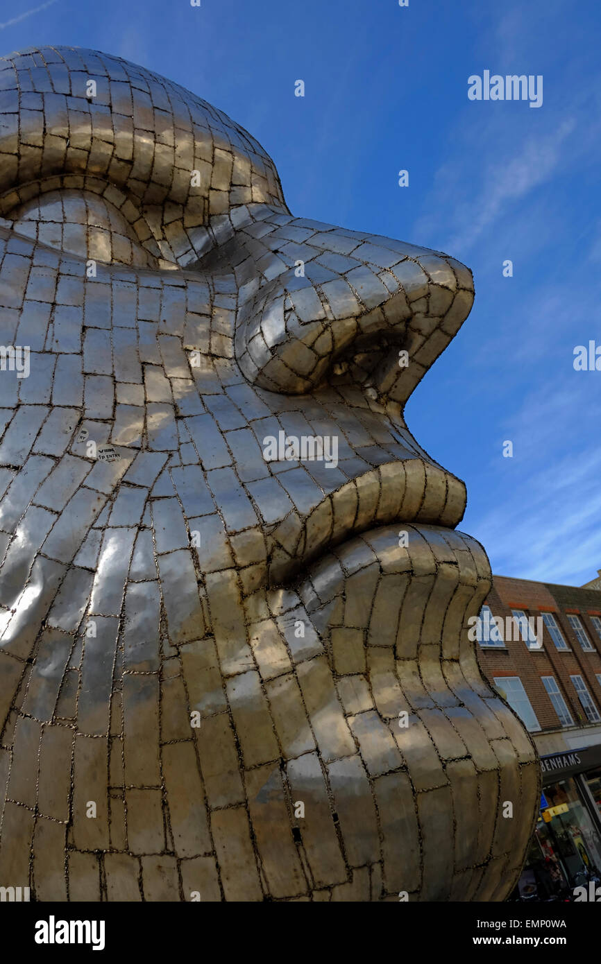 Geschweißte Metallskulptur von mans Gesicht von Rick Kirby auf Silber-Straße in Bedford, England Stockfoto