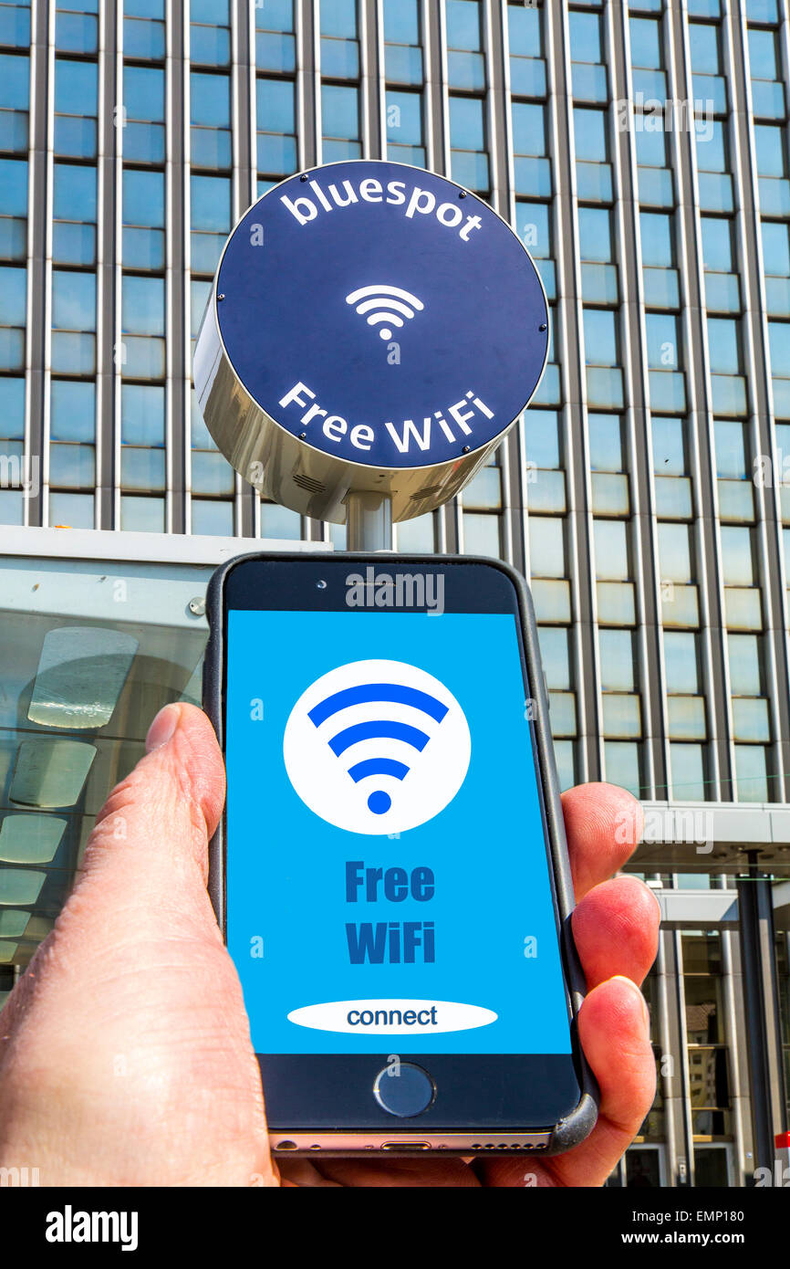 Internet-Verbindung in der Stadt für jedermann, für frei zur Verwendung mit einem Mobilgerät, Düsseldorf, Deutschland Stockfoto