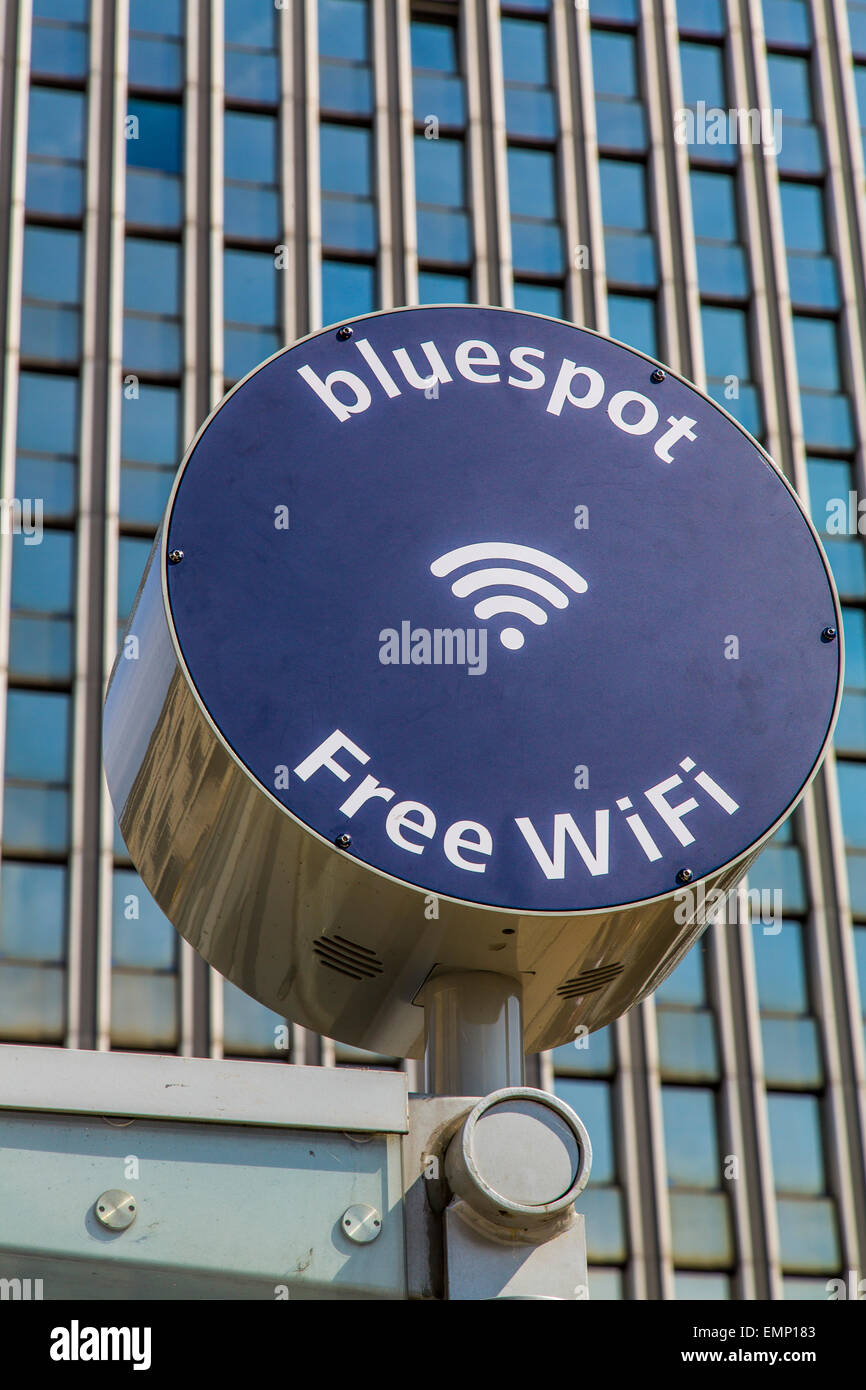 Internet-Verbindung in der Stadt für jedermann, für frei zur Verwendung mit einem Mobilgerät, Düsseldorf, Deutschland Stockfoto