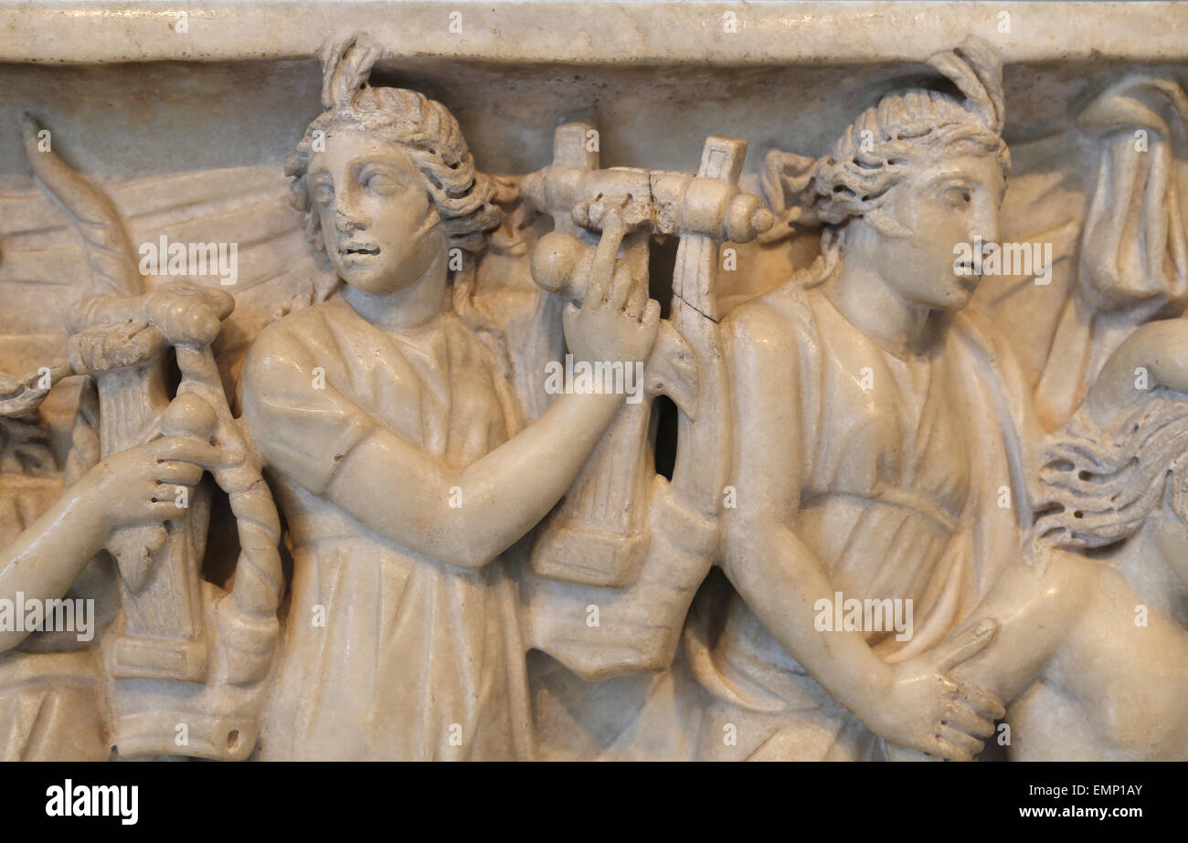 Römischer Sarkophag mit dem Wettbewerb zwischen den Musen und Sirenen. Severischer Zeit. 3. JH. N. CHR.. Stockfoto