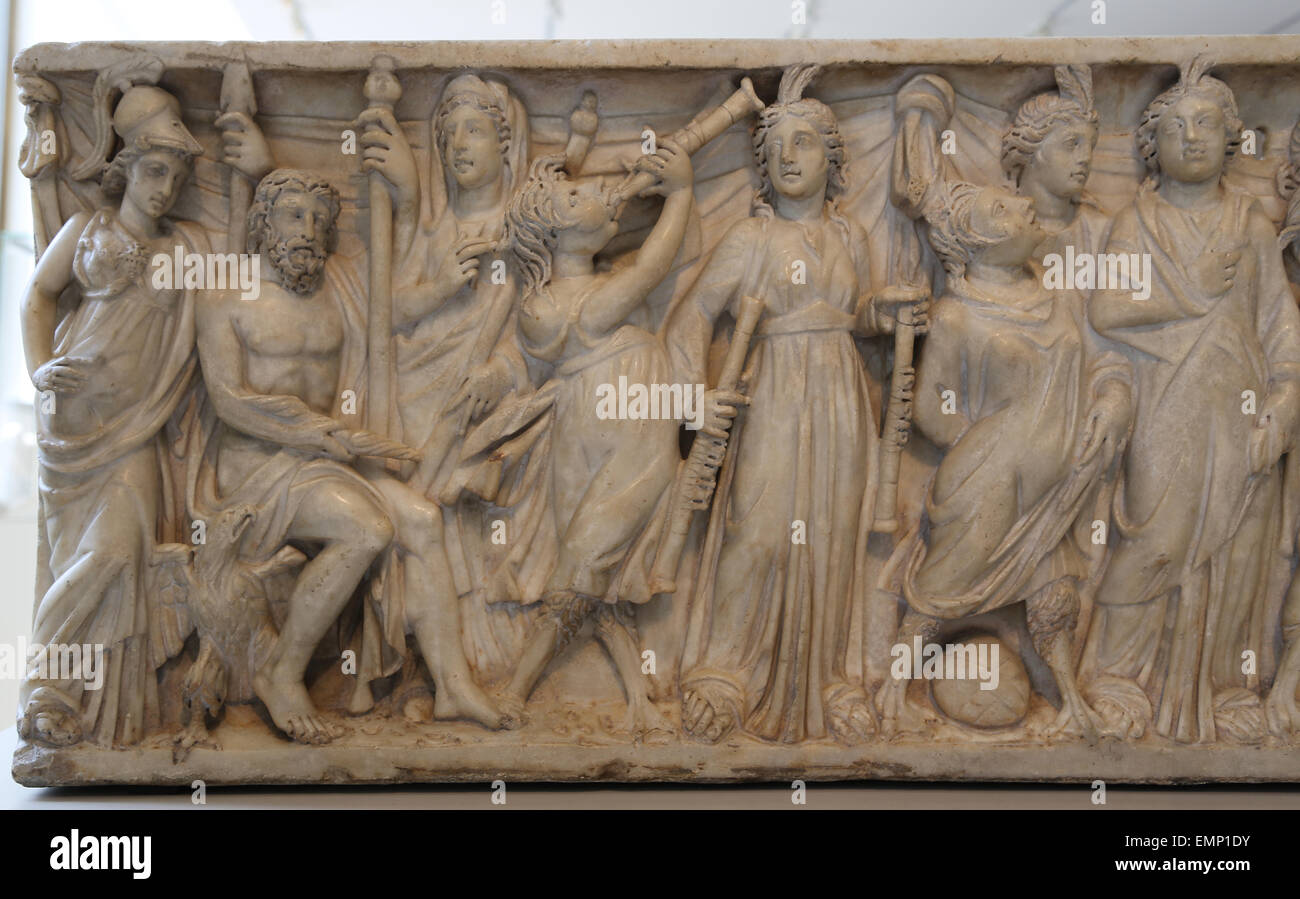 Römischer Sarkophag mit dem Wettbewerb zwischen den Musen und Sirenen. 3. JH. N. CHR.. Athenas, Zeus und Hera, den Vorsitz des Musicals. Stockfoto