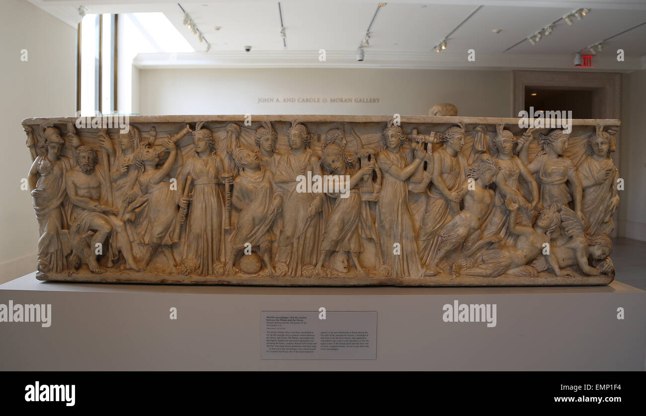 Römischer Sarkophag mit dem Wettbewerb zwischen den Musen und Sirenen. . 3. JH. N. CHR.. Athena, Zeus und Hera, den Vorsitz des Musicals. Stockfoto