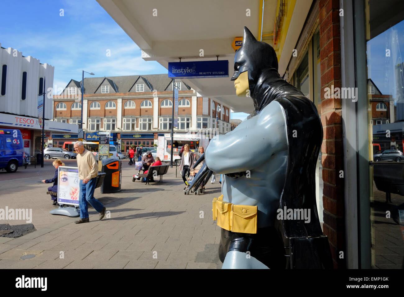 Fledermaus Mann Figur vor einem Gaming-Geschäft in Bedford Stockfoto