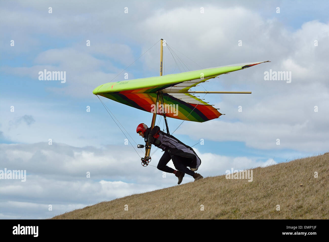 Hand-Segelflieger springt in die Luft ab Dunstable Downs, Bedforshire Stockfoto