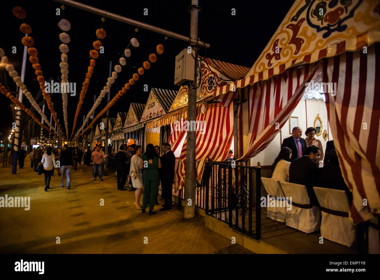 Leute gehen entlang der Straße und geben Sie fair Ständen auf der "Feria de Abril", Sevilla, Spanien, 21. April 2015. Stockfoto