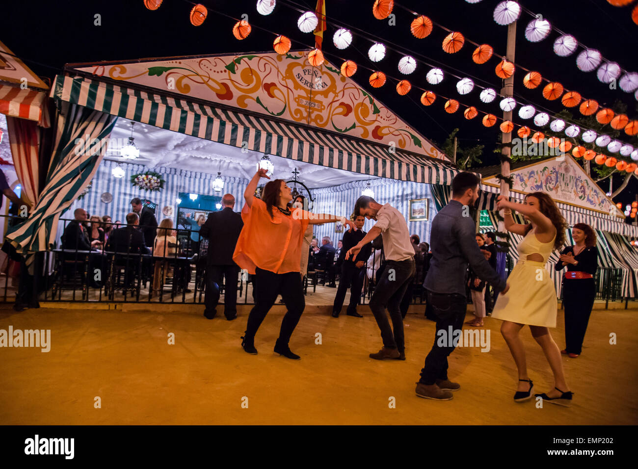 Leute tanzen in den Eingang von einem Messestand auf der "Feria de Abril", Sevilla, Spanien, 21. April 2015. Stockfoto