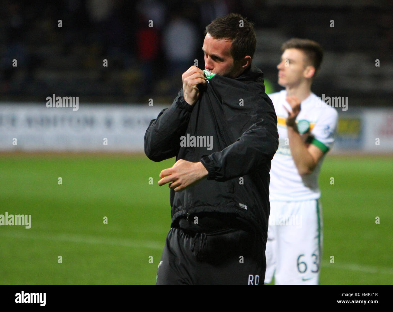 Dundee, Schottland. 22. April 2015. Schottische Premier League. Dundee gegen Celtic. Ronny Deila küsst das keltische Abzeichen, nachdem das Spiel Credit: Action Plus Sport/Alamy Live News Stockfoto