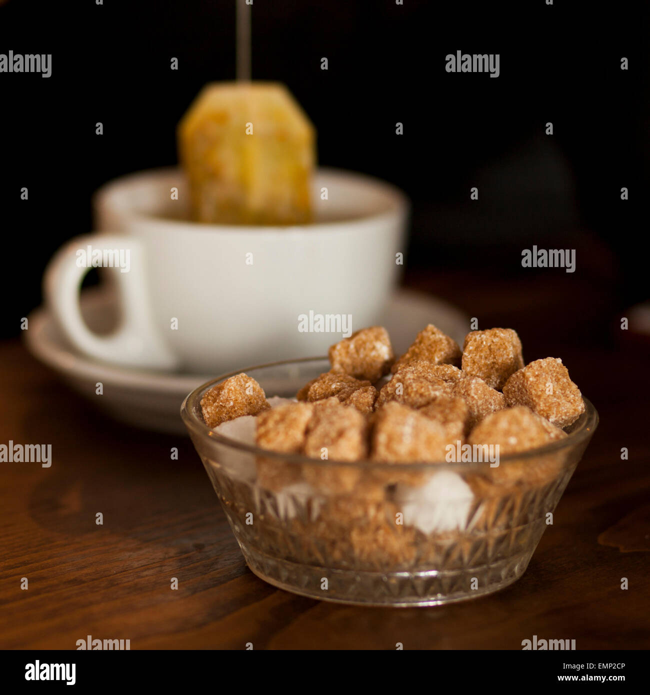 Eine Schüssel mit Zucker Klumpen auf einer Café-Tisch Stockfoto