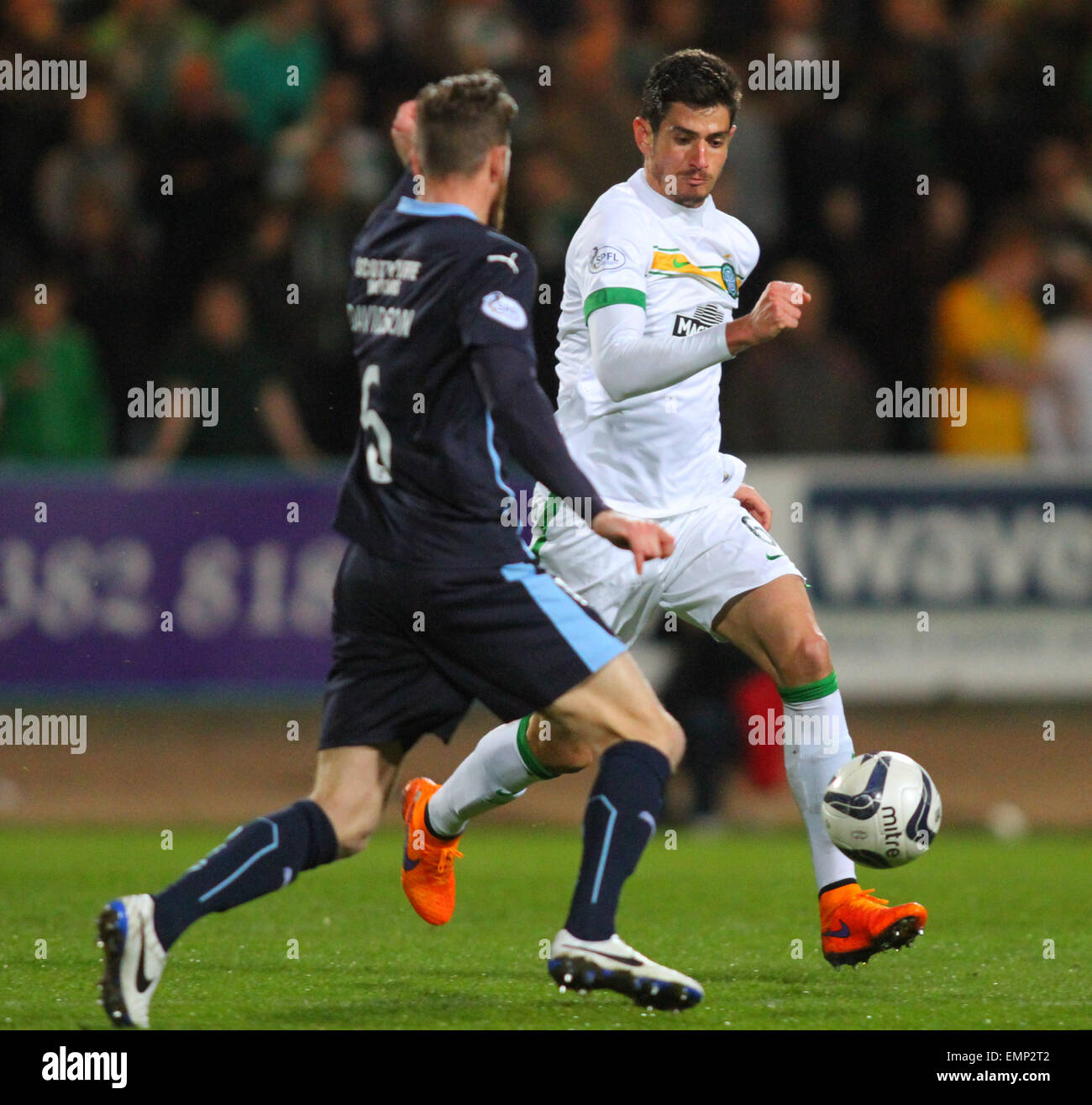 Dundee, Schottland. 22. April 2015. Schottische Premier League. Dundee gegen Celtic. NIR Bitton und Iain Davidson Credit: Action Plus Sport/Alamy Live News Stockfoto