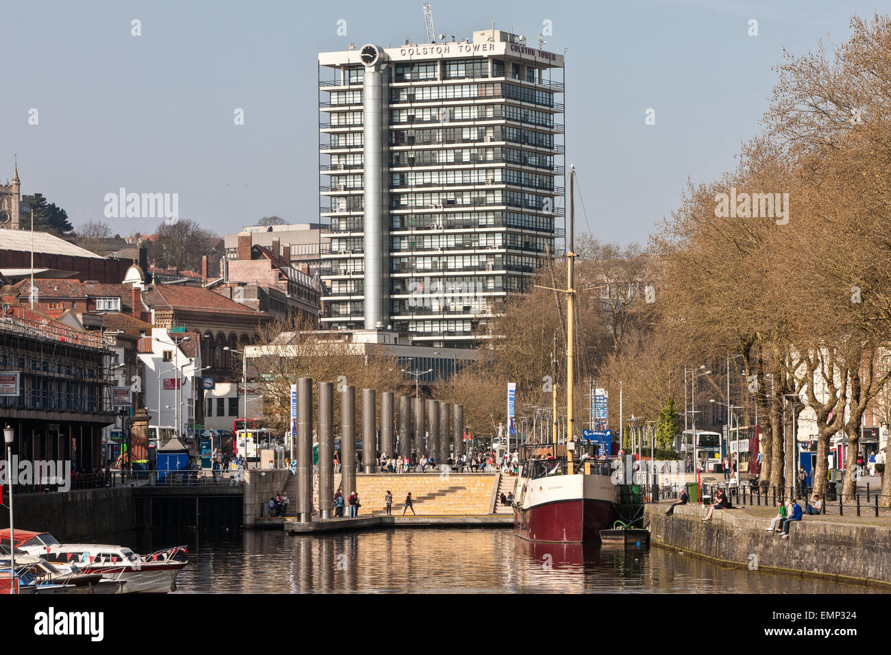 Blick auf Colston Tower, die, Sklavenhändler, Colston, hat, geworden, eine, umstrittene, Figur aus Harbourside, mit Wasserfall-Funktion, Bristol, Englan, Großbritannien Stockfoto