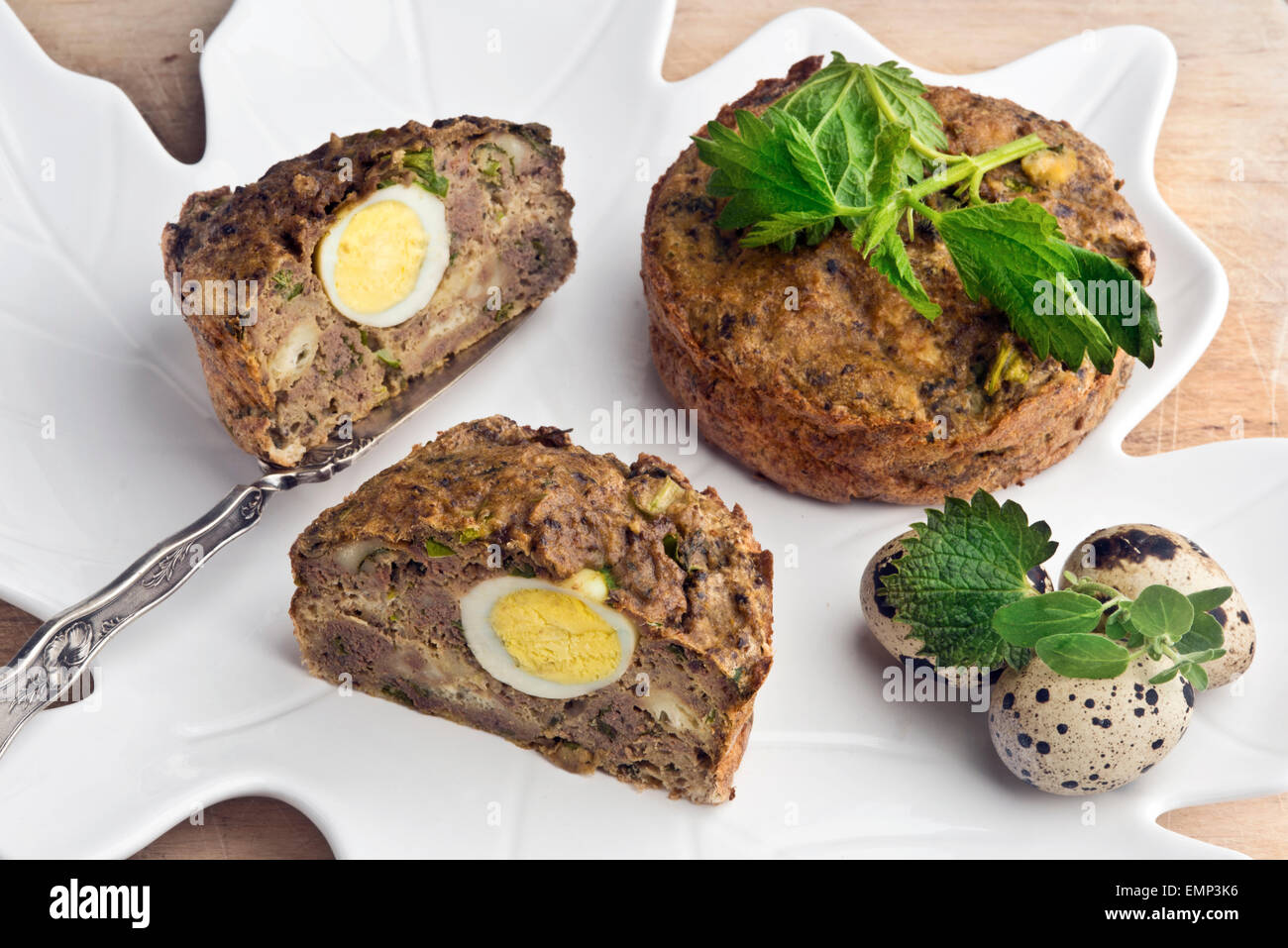 Frühling Pastete (oder Fleischfüllung Pie) mit Schweineleber, frische Brennnesseln und Majoran und Wachtel-Ei. Stockfoto