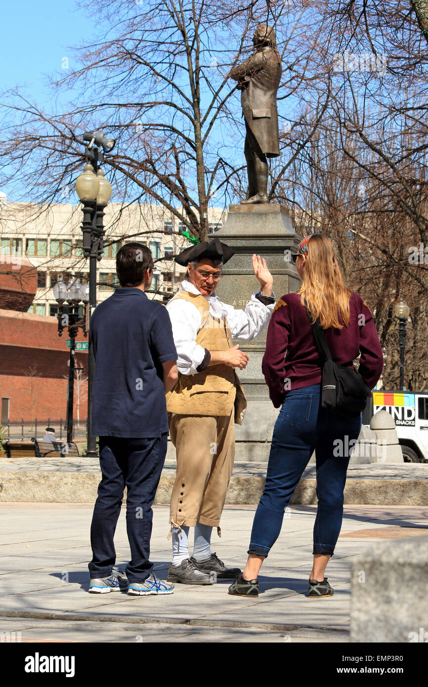 Boston Massachusetts Freedom Trail Tourguide in historischen Kostümen Gespräche mit Touristen im in der Nähe von Sam, Samuel Adams Statue Wahrzeichen. Stockfoto