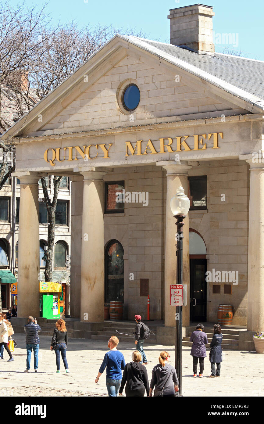 Boston Massachusetts Freedom Trail Wahrzeichen Quincy Market vorne mit Touristen, touristische Shopper am Eingang und Straßenlaterne. Stockfoto