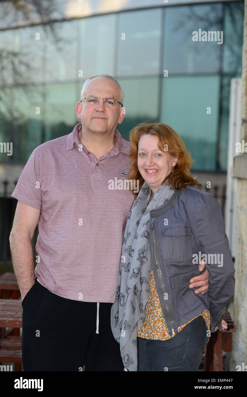 Dramatiker und Drehbuchautor John Godber mit seiner Frau Jane. Bild: Scott Bairstow/Alamy Stockfoto