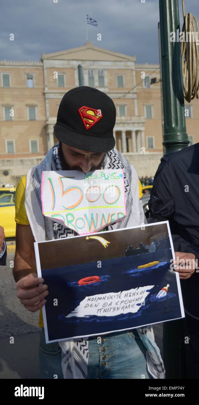 Athen, Griechenland. 22. April 2015. Einwanderer und Anti rassistischen Aktivisten demonstrierten in Syntagma-Platz, die Erinnerung an die Flüchtlinge, die versuchen nach Europa zu gelangen, ohne Legalisierung umgekommen. Bildnachweis: George Panagakis/Pacific Press/Alamy Live-Nachrichten Stockfoto