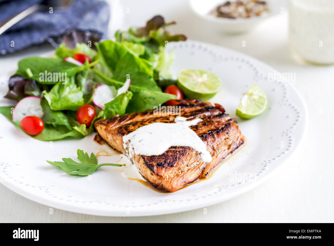 Glasierte Lachs mit Salat mit saure Sahne-dressing Stockfoto