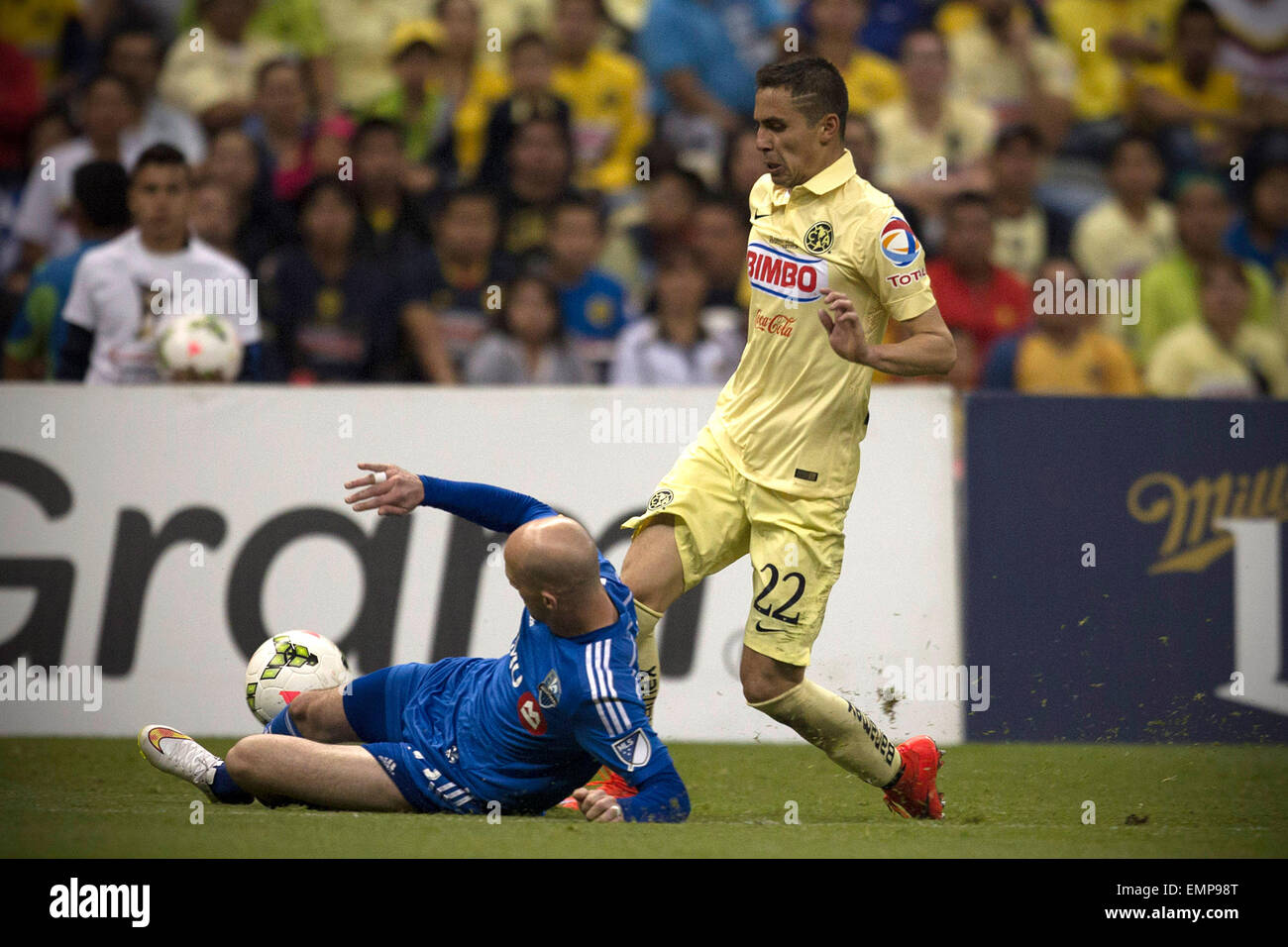 Mexico City, Mexiko. 22. April 2015. Amerikas Paul Aguilar (R) wetteifert mit Montreal Impact Laurent Ciman während das erste Bein-Finale der Confederation of North, zentralamerikanischen und karibischen Fußballverband (CONCACAF) Champions League in Mexiko-Stadt, Hauptstadt von Mexiko, am 22. April 2015. Bildnachweis: Alejandro Ayala/Xinhua/Alamy Live-Nachrichten Stockfoto