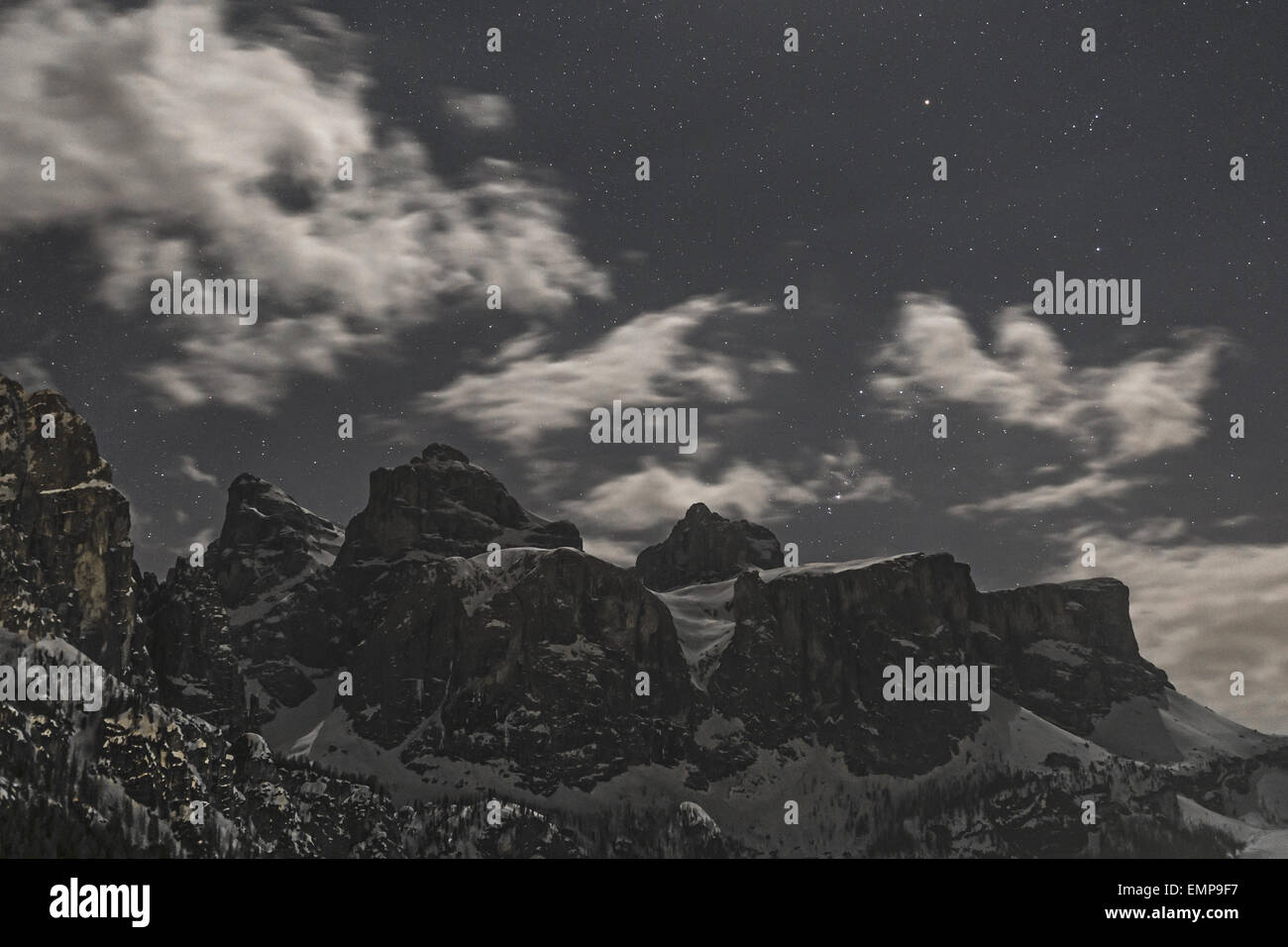 Dolomiti, Sella Gruppe in einer Frühlingsnacht im Mondschein - Trentino-Südtirol - Italien Stockfoto