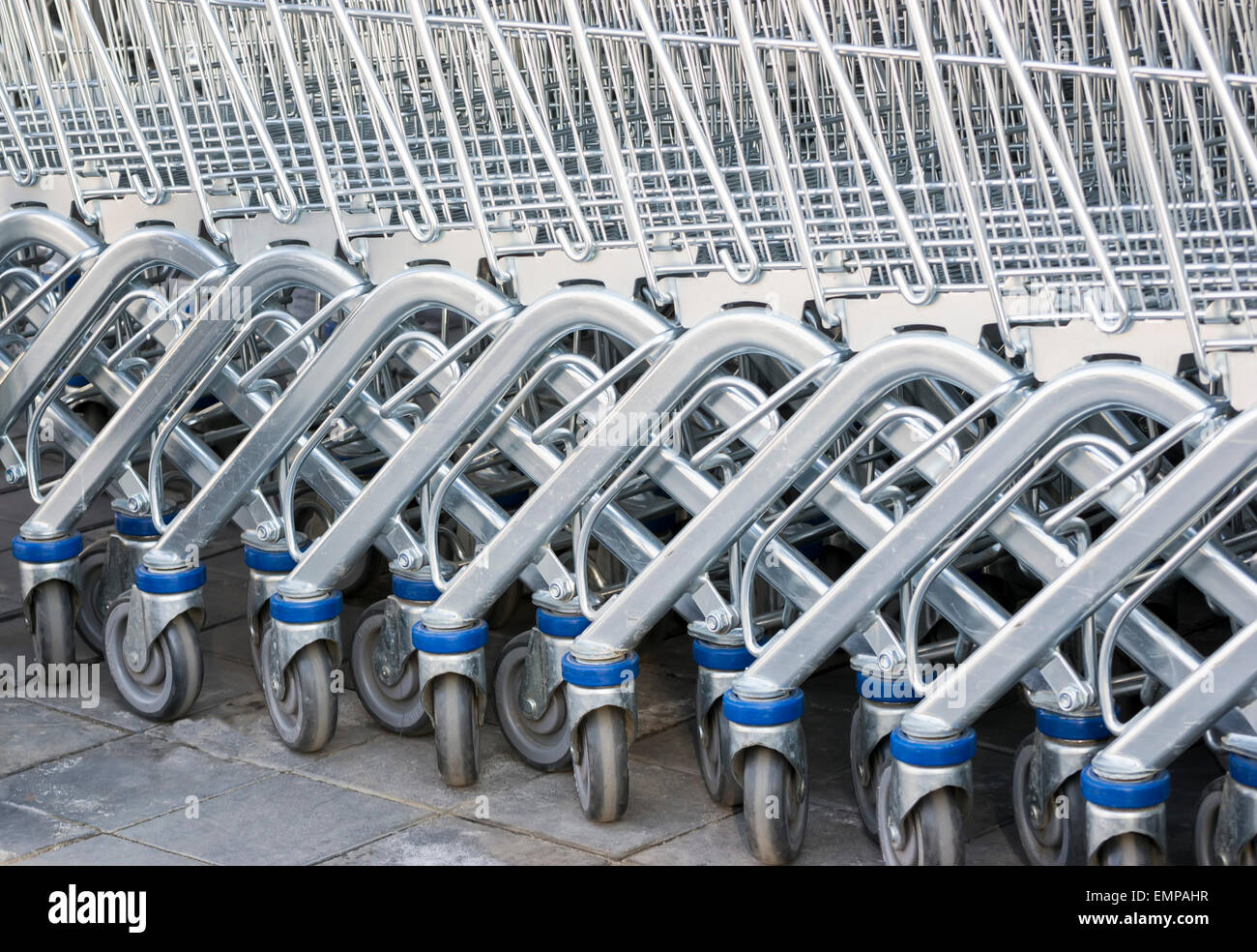 Metallischen Einkaufswagen eines Supermarktes in Folge für platzsparende verriegelt Stockfoto