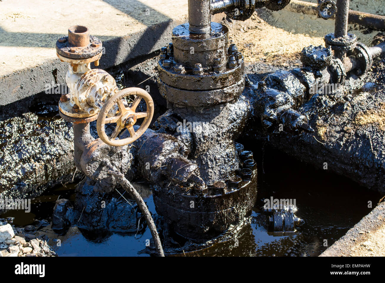 Fettig Ölleitungen auslaufendes Öl und Umwelt bei einem Öl-Extraktion-site Stockfoto
