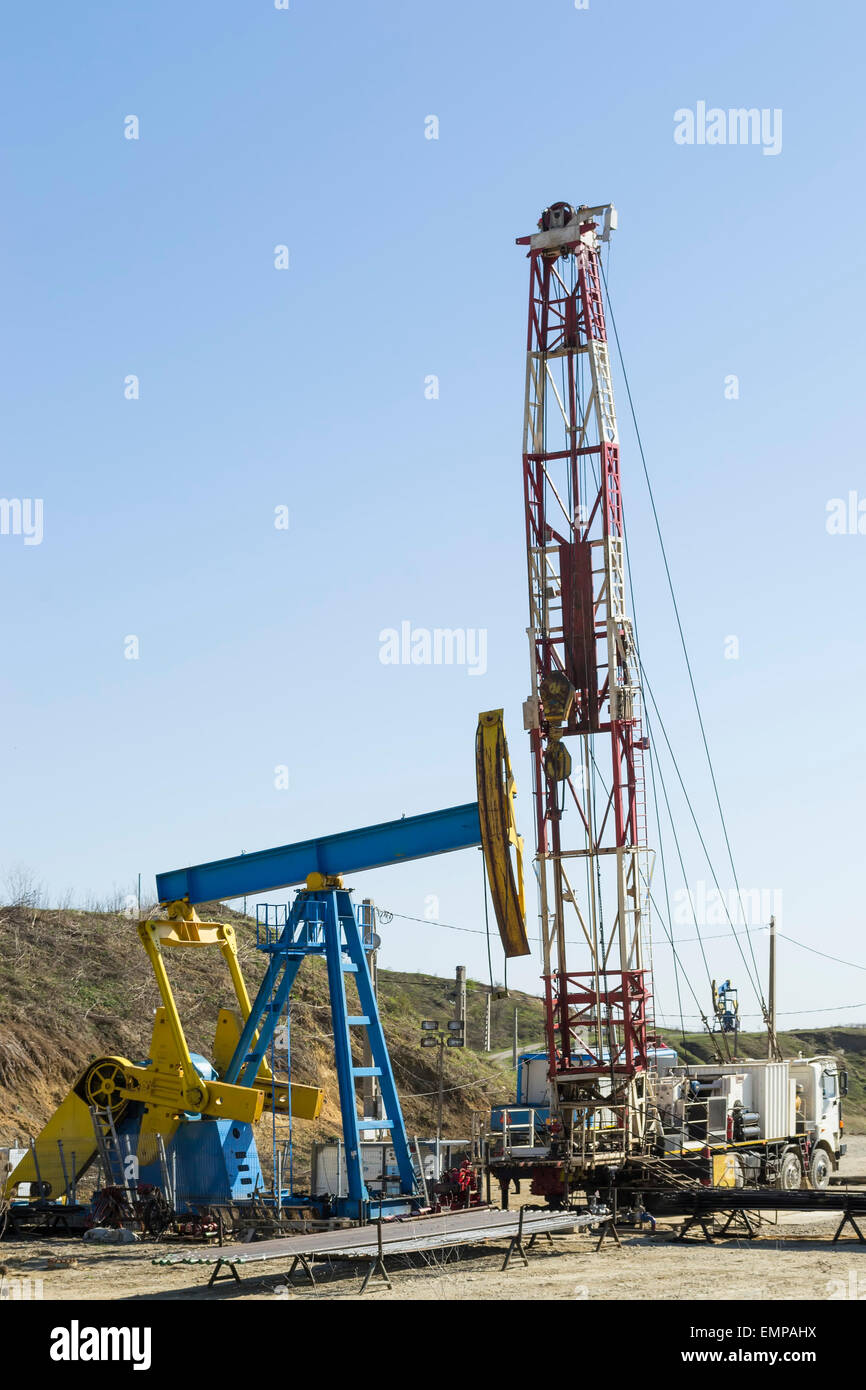 Spezialisierte Ausrüstung für Öl mit angehobenen Rig für die Installation von einer Ölpumpe auf ein Erdöl-Extraktion-Feld Stockfoto