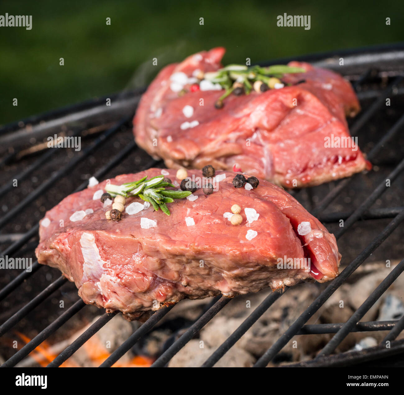 Rohes Rindfleisch Steaks am grill Stockfoto