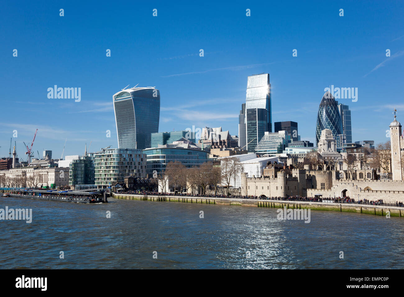 2015 - der City of London, gesehen von der South Bank, London (sichtbare Walkie-Talkie, Cheesegrater, Gurke und Tower of London) Stockfoto