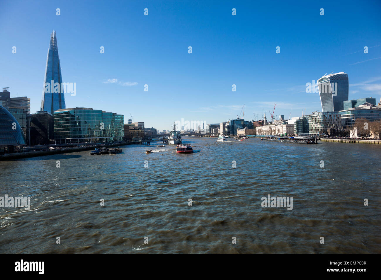 Blick auf die Themse mit Southbank und Northbank sichtbar Stockfoto