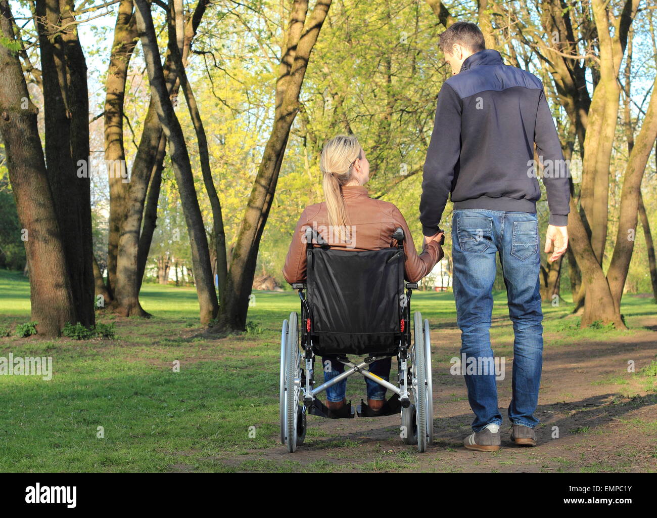 Eine liebende Paar im Rollstuhl und nicht behinderte Stockfoto