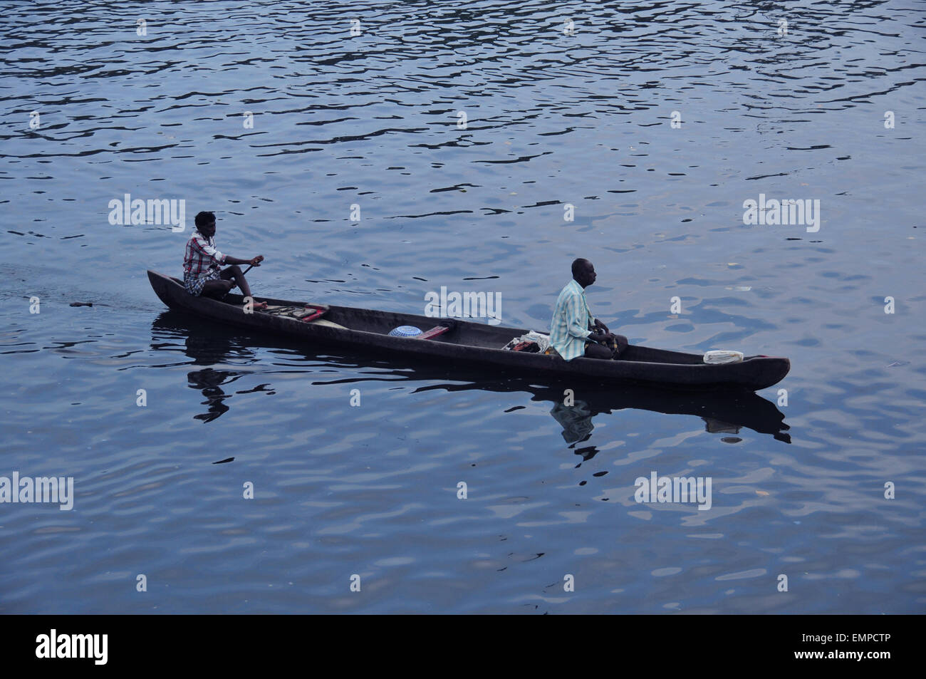 Wunderschöne Aussicht auf Nebengewässer und Kokospflanzen Stockfoto