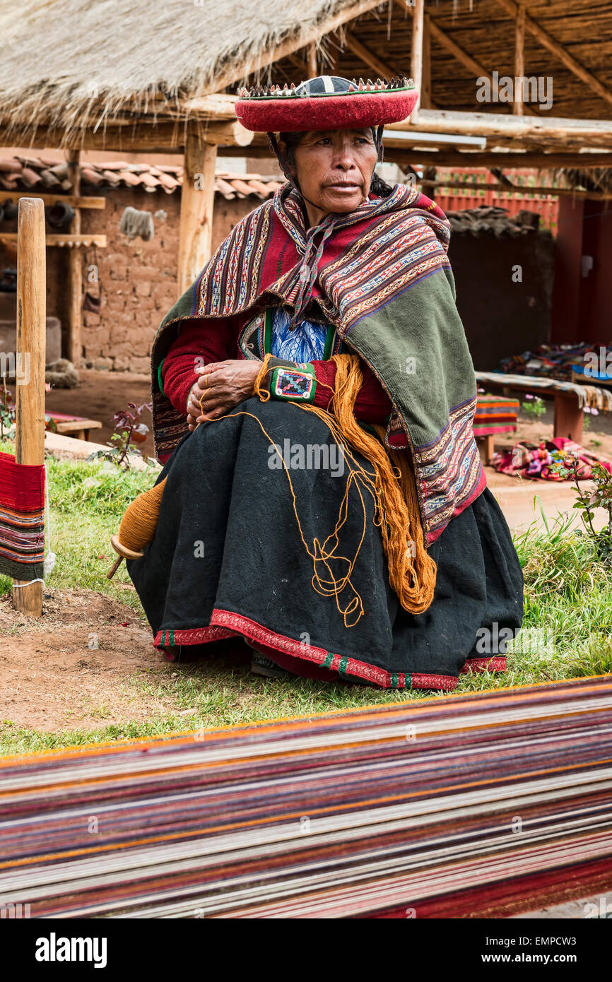 Indigene Frau Spinnen von Wolle, Urubamba, Peru Stockfoto