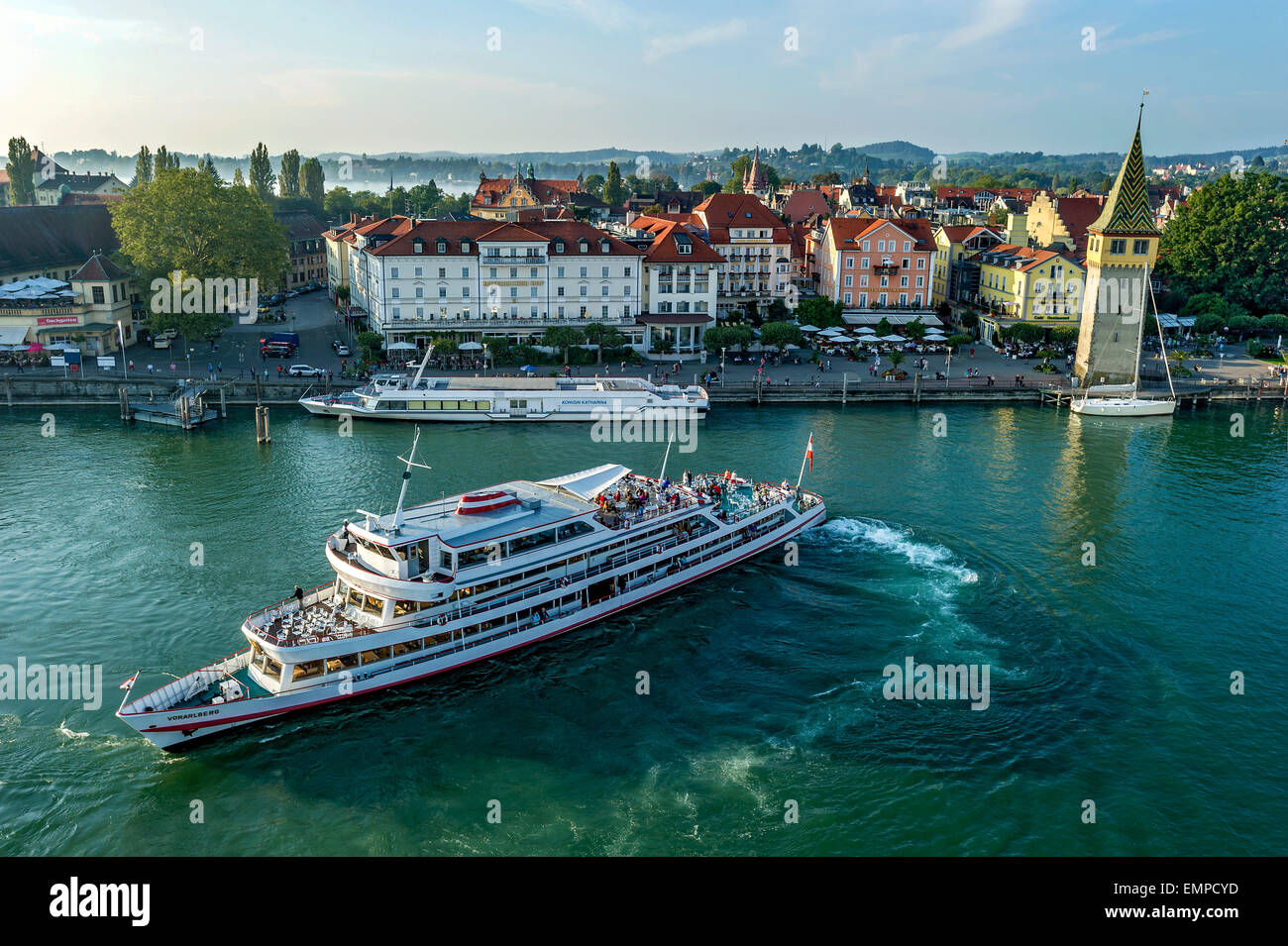 Passagierfähre Vorarlberg drehen im Hafen, alten Leuchtturm, Mangenturm, Lindau, Schwaben, Bayern, Deutschland Stockfoto