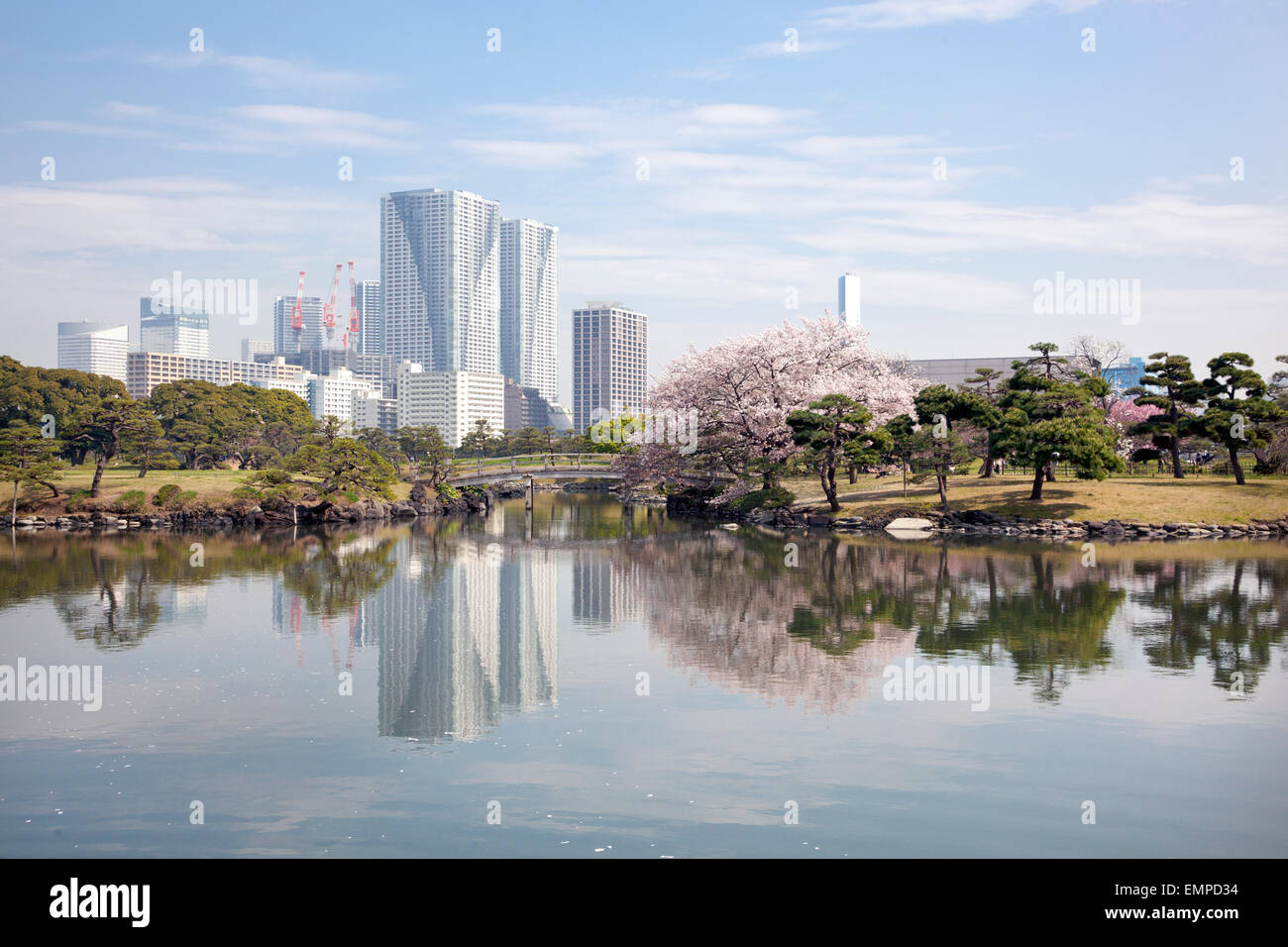 Hamarikyu Gärten mit Tokyo Bay District in der Ferne in Tokyo, Japan Stockfoto