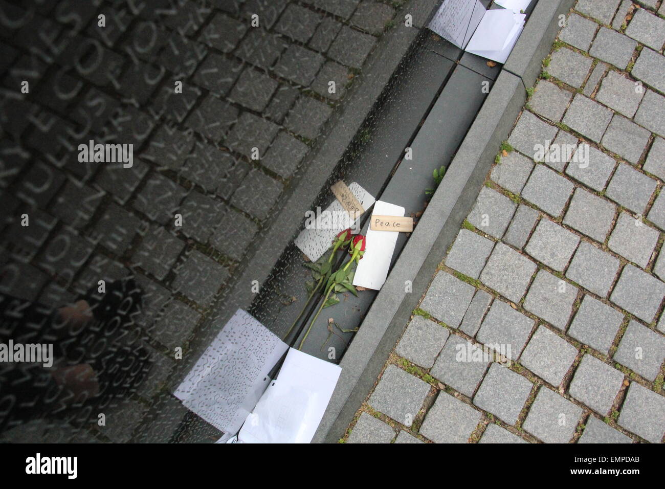 Washington, DC, USA. 19. April 2015. Notizen und Blumen bilden das Vietnam Veterans Memorial in Washington, DC, USA, 19. April 2015. Die Noten werden vom National Park Service gesammelt und gespeichert im Museum Resource Center in Landover, Maryland. Die Namen von mehr als 58.000 Tote und vermisste US-Soldaten aus dem Vietnam-Krieg in Vietnam Veterans Memorial eingraviert sind. Foto: Christine Coester/Dpa/Alamy Live News Stockfoto