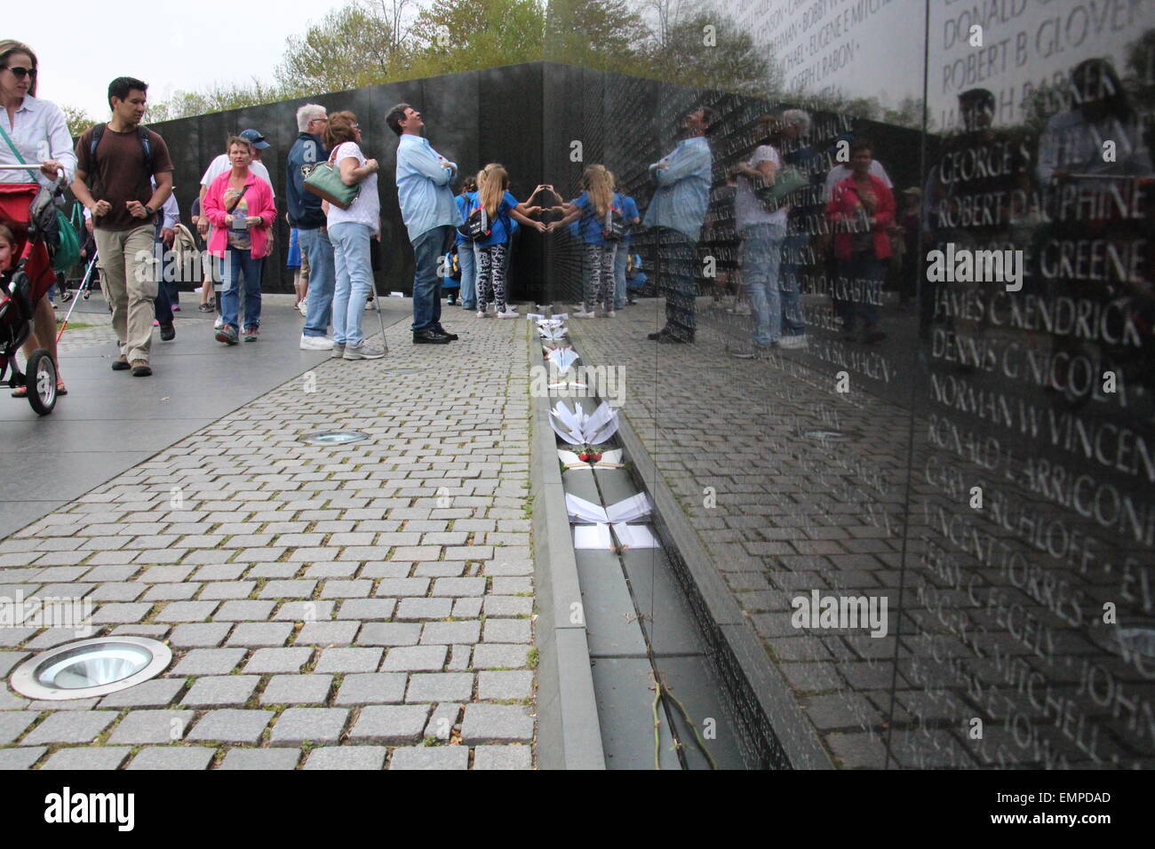 Washington, DC, USA. 19. April 2015. Notizen und Blumen bilden das Vietnam Veterans Memorial in Washington, DC, USA, 19. April 2015. Die Noten werden vom National Park Service gesammelt und gespeichert im Museum Resource Center in Landover, Maryland. Die Namen von mehr als 58.000 Tote und vermisste US-Soldaten aus dem Vietnam-Krieg in Vietnam Veterans Memorial eingraviert sind. Foto: Christine Coester/Dpa/Alamy Live News Stockfoto